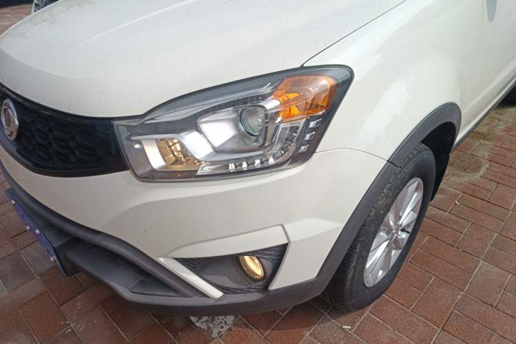 Used SsangYong Korando 2014 2.0L Gasoline Two-Wheel Drive Automatic Elite Navigation Edition Left Front Headlight