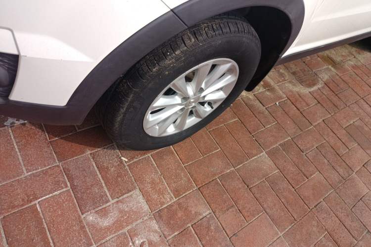Used SsangYong Korando 2014 2.0L Gasoline Two-Wheel Drive Automatic Elite Navigation Edition Left Front Wheel Hub