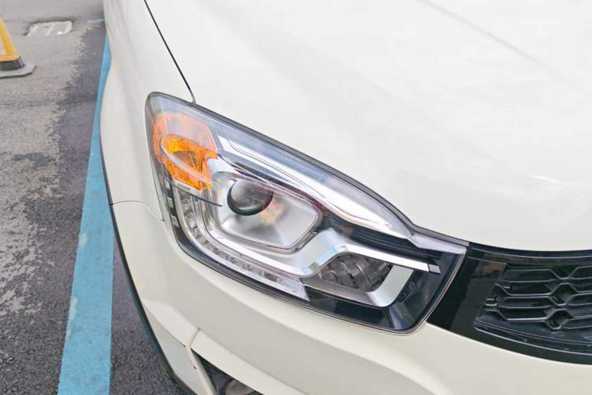 Used SsangYong Korando 2014 2.0L Gasoline Two-Wheel Drive Automatic Elite Navigation Edition Right Front Headlight