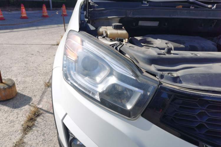 Used SsangYong Korando 2014 2.0L Gasoline Two-Wheel Drive Automatic Collection Edition Right Front Headlight