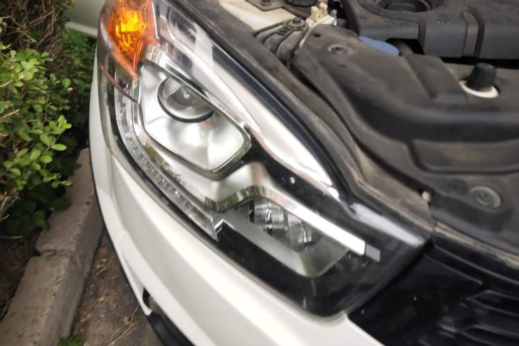Used SsangYong Korando 2014 2.0L Gasoline Two-Wheel Drive Automatic Elite Navigation Edition Right Front Headlight