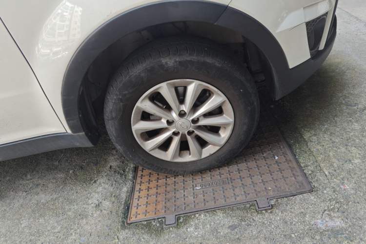 Used SsangYong Korando 2014 2.0L Gasoline Two-Wheel Drive Automatic Elite Navigation Edition Right Front Wheel Hub