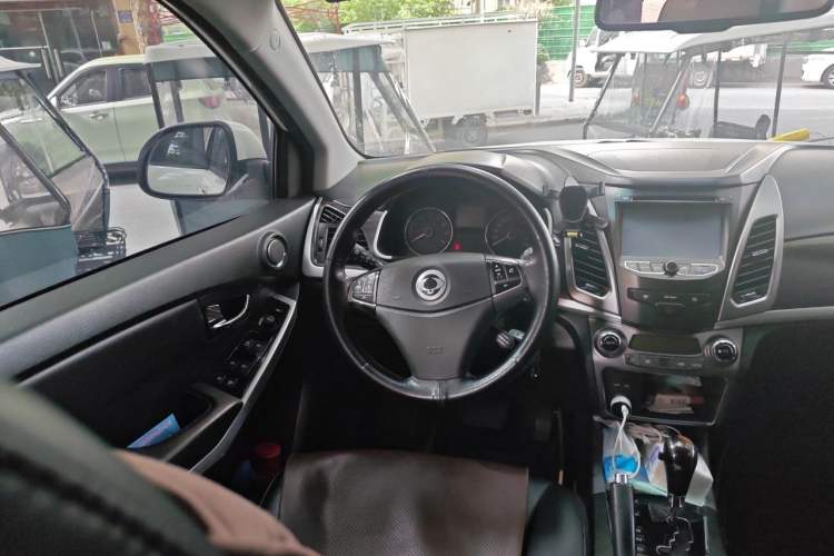 Used SsangYong Korando 2014 2.0L Gasoline 4x4 Automatic Luxury Navigation Edition Steering Wheel