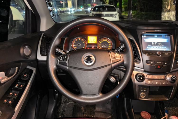 Used SsangYong Korando 2014 2.0L Gasoline Two-Wheel Drive Manual Comfort Navigation Edition Steering Wheel