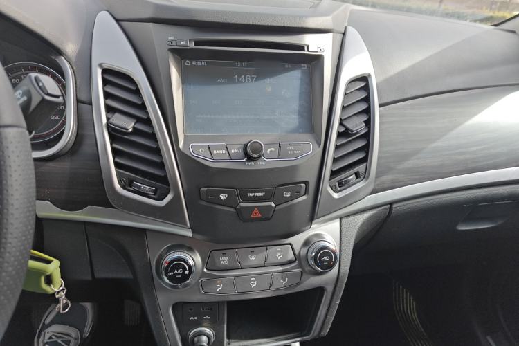 Used SsangYong Korando 2015 2.0L 4x4 Automatic Zhi Chun Edition Audio And AC Panel