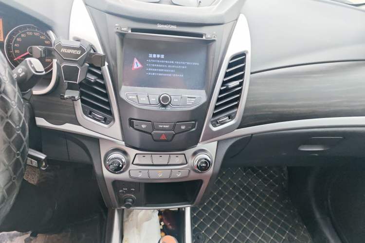 Used SsangYong Korando 2015 2.0L Two-Wheel Drive Automatic ZhiXiang Edition Audio And AC Panel