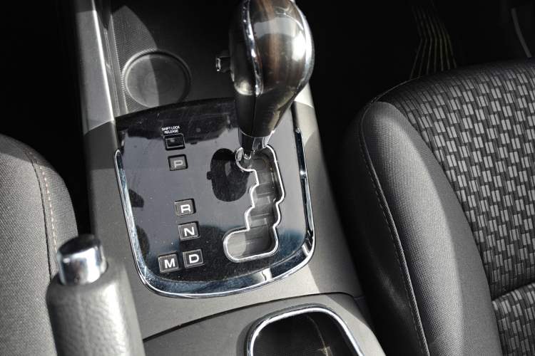 Used SsangYong Korando 2015 2.0L 4x4 Automatic Zhi Chun Edition Gear Lever