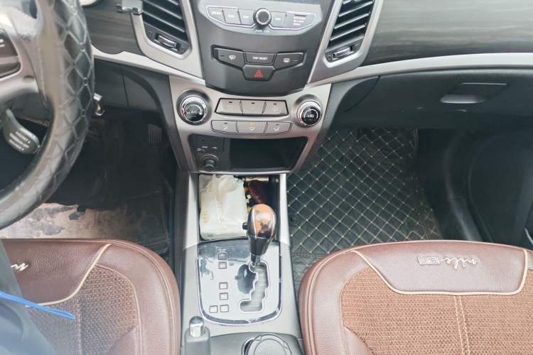 Used SsangYong Korando 2015 2.0L Two-Wheel Drive Automatic ZhiXiang Edition Gear Lever