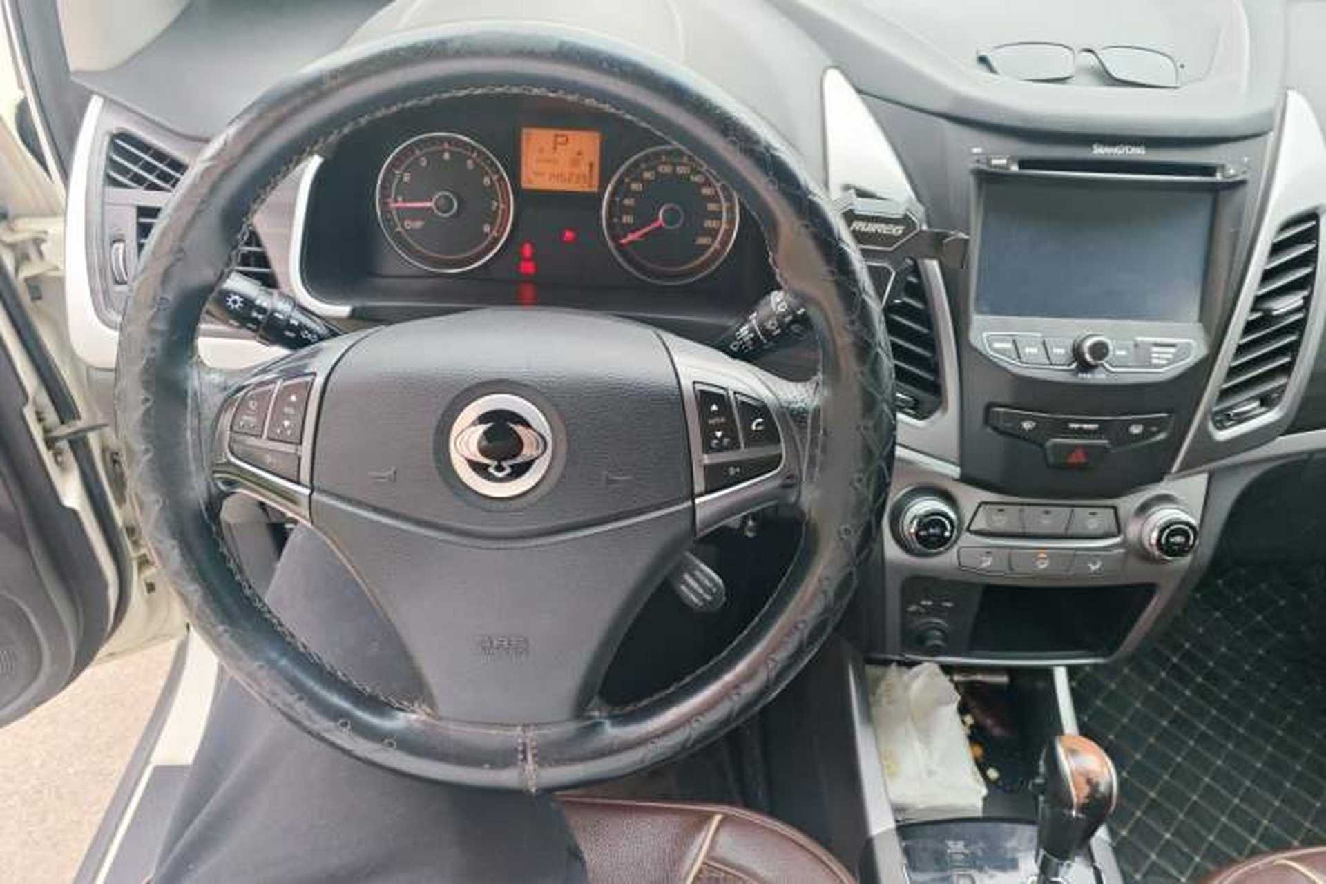 Used SsangYong Korando 2015 2.0L Two-Wheel Drive Automatic ZhiXiang Edition Instrument Cluster