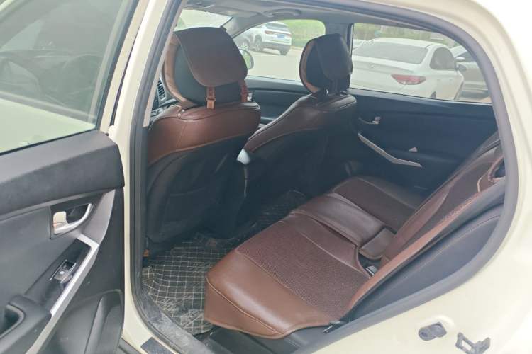 Used SsangYong Korando 2015 2.0L Two-Wheel Drive Automatic ZhiXiang Edition Left Rear Seat