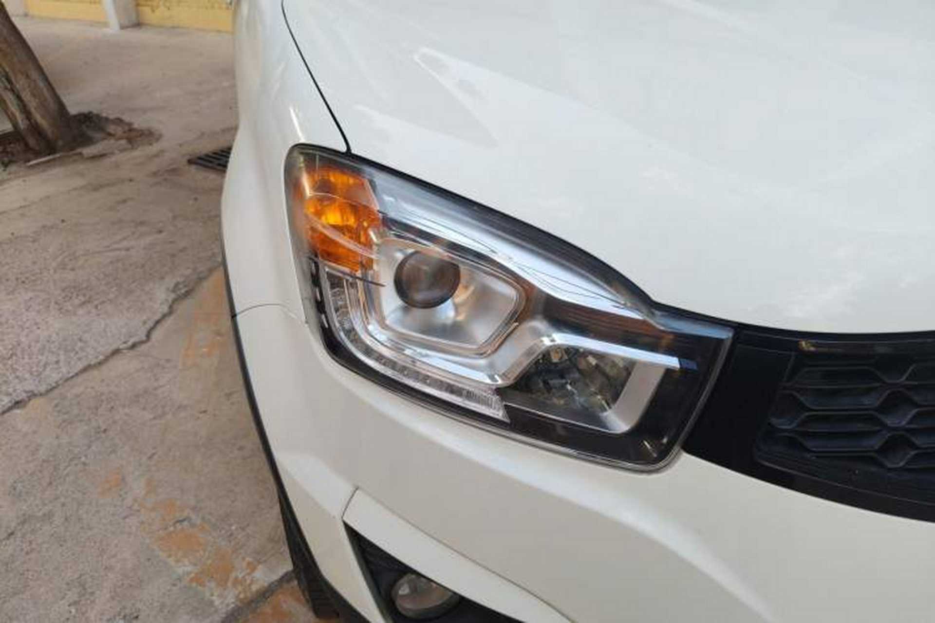 Used SsangYong Korando 2015 2.0L Two-Wheel Drive Automatic ZhiChun Version Right Front Headlight