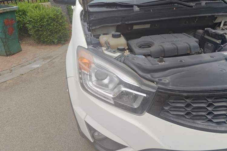 Used SsangYong Korando 2015 2.0L Two-Wheel Drive Automatic ZhiXiang Edition Right Front Headlight