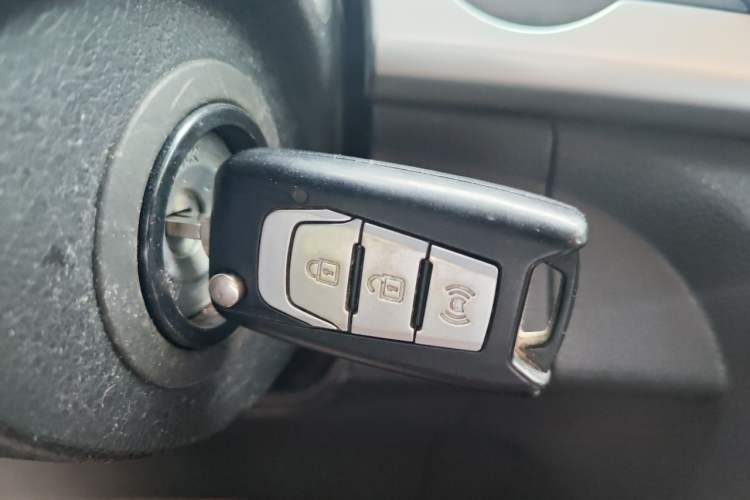 Used SsangYong Korando 2015 2.0L Two-Wheel Drive Automatic ZhiXiang Edition Vehicle Key
