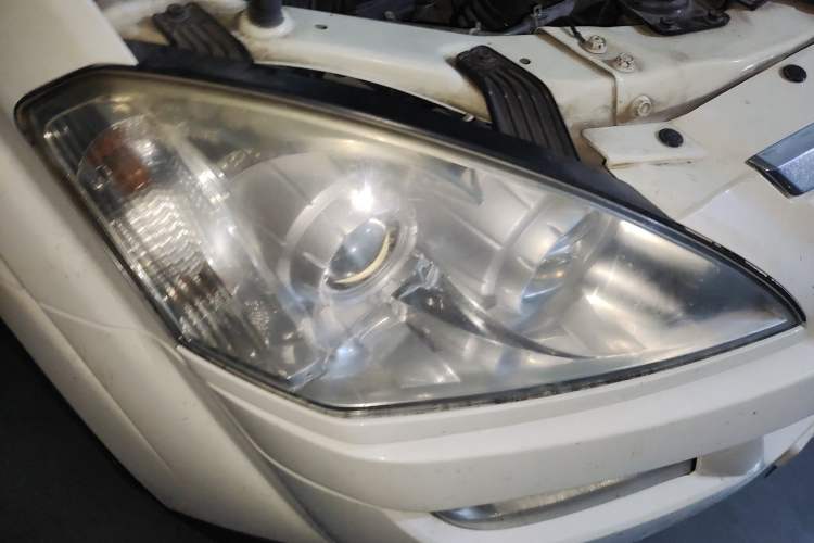 Used SsangYong Kyron 2011 2.0T Four-Wheel Drive Elite Navigation Edition Right Front Headlight