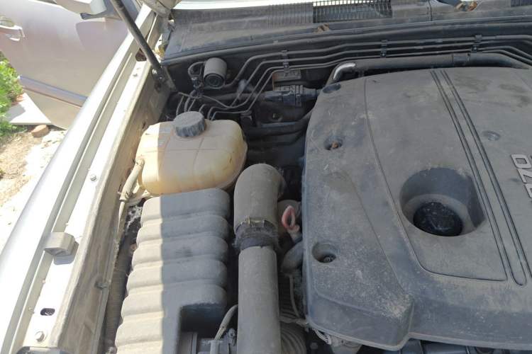 Used SsangYong Rexton 2011 2.7T Four-Wheel Drive Luxury Navigation Edition Engine Bay Right