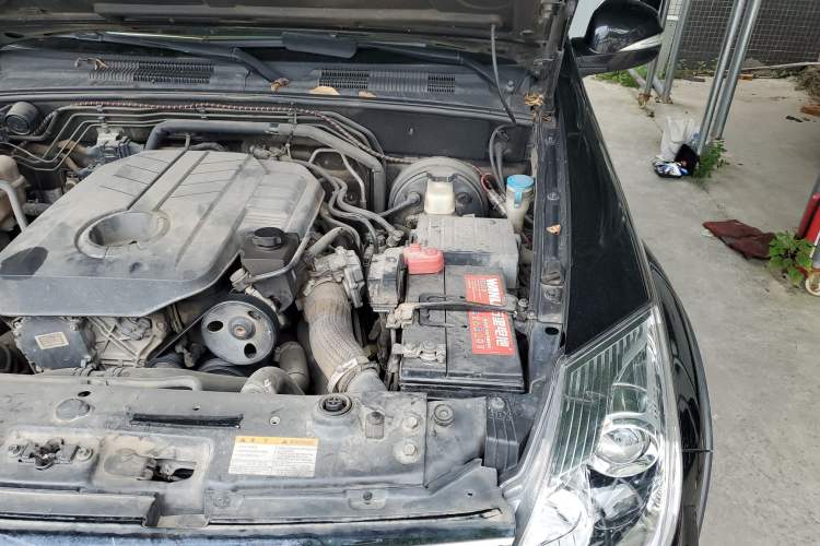 Used SsangYong Rexton W 2014 2.0T Two-Wheel Drive Elite Navigation Version with 5 Seats Engine Bay Left