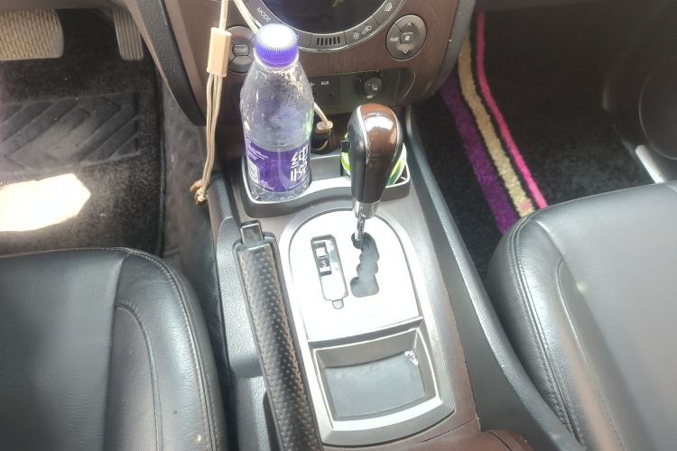 Used SsangYong Rexton W 2014 2.0T Four-Wheel Drive Luxury Navigation Version with 7 Seats Gear Lever
