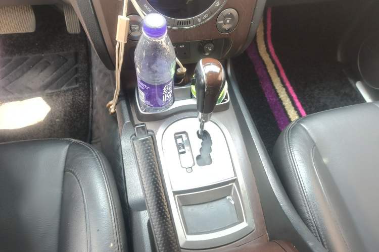 Used SsangYong Rexton W 2014 2.0T Four-Wheel Drive Luxury Navigation Version with 7 Seats Gear Lever
