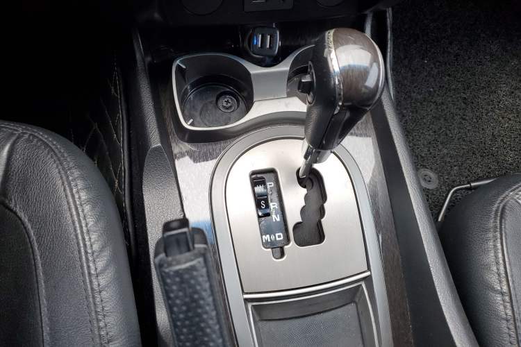 Used SsangYong Rexton W 2014 2.0T Two-Wheel Drive Elite Navigation Version with 5 Seats Gear Lever