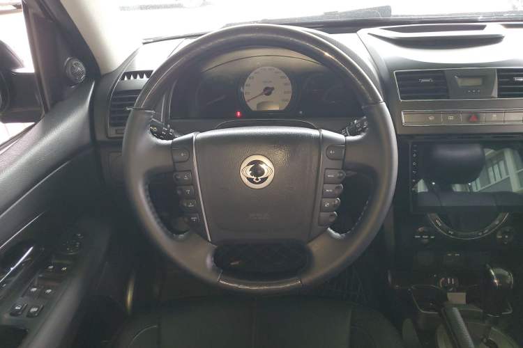 Used SsangYong Rexton W 2014 2.0T Two-Wheel Drive Elite Navigation Version with 5 Seats Steering Wheel