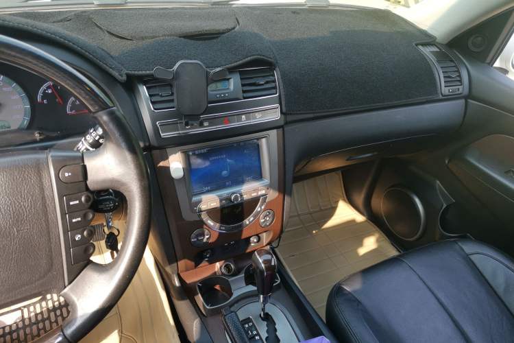 Used SsangYong Rexton W 2014 2.0T Four-Wheel Drive Luxury Navigation Version with 7 Seats Audio And AC Panel