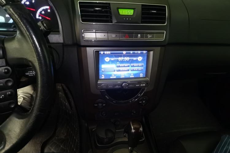 Used SsangYong Rexton W 2014 2.0T Four-Wheel Drive Luxury Navigation Version with 5 Seats Audio And AC Panel