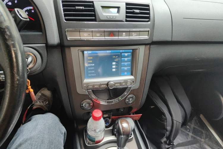 Used SsangYong Rexton W 2014 2.0T Four-Wheel Drive Luxury Navigation Version with 5 Seats Audio And AC Panel
