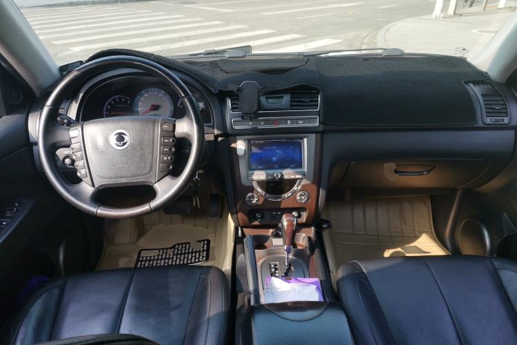 Used SsangYong Rexton W 2014 2.0T Four-Wheel Drive Luxury Navigation Version with 7 Seats Center Console