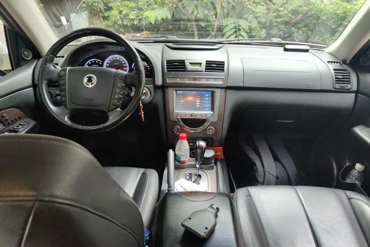 Used SsangYong Rexton W 2014 2.0T Four-Wheel Drive Luxury Navigation Version with 5 Seats Center Console
