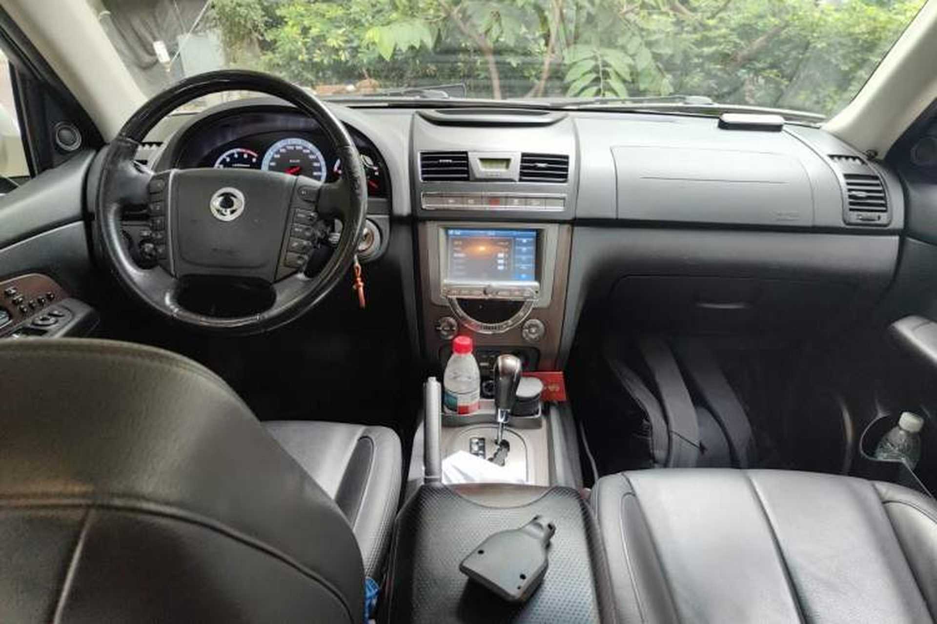 Used SsangYong Rexton W 2014 2.0T Four-Wheel Drive Luxury Navigation Version with 5 Seats Center Console