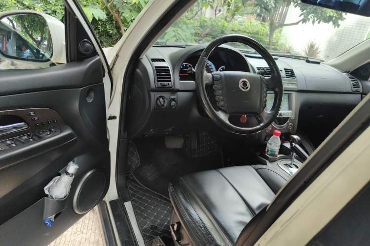 Used SsangYong Rexton W 2014 2.0T Four-Wheel Drive Luxury Navigation Version with 5 Seats Driver Seat