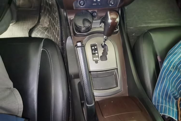 Used SsangYong Rexton W 2014 2.0T Four-Wheel Drive Luxury Navigation Version with 5 Seats Gear Lever