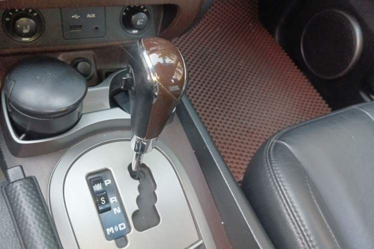 Used SsangYong Rexton W 2014 2.0T Four-Wheel Drive Luxury Navigation Version with 5 Seats Gear Lever