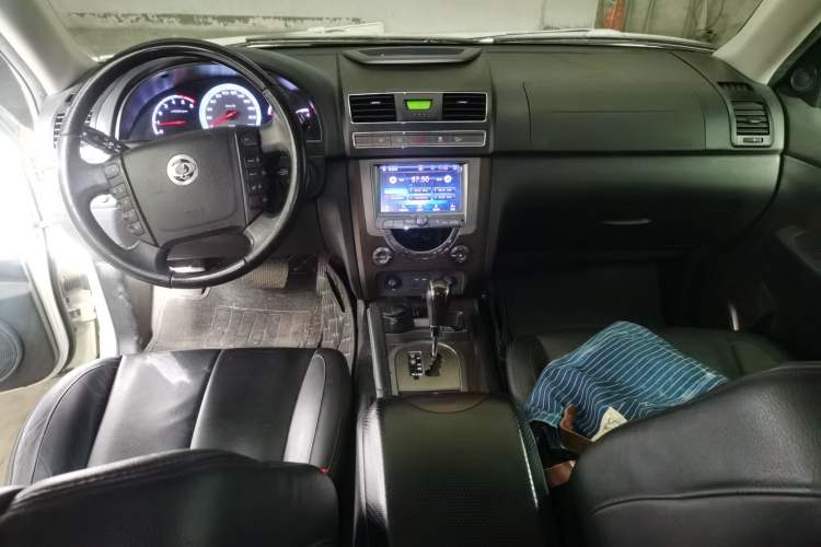 Used SsangYong Rexton W 2014 2.0T Four-Wheel Drive Luxury Navigation Version with 5 Seats Interior 2