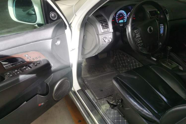 Used SsangYong Rexton W 2014 2.0T Four-Wheel Drive Luxury Navigation Version with 5 Seats Interior 3
