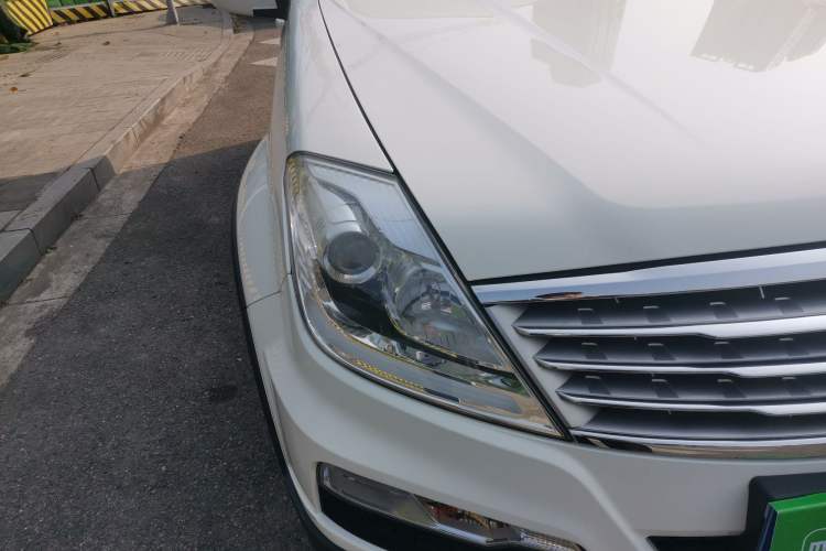 Used SsangYong Rexton W 2014 2.0T Four-Wheel Drive Luxury Navigation Version with 7 Seats Right Front Headlight