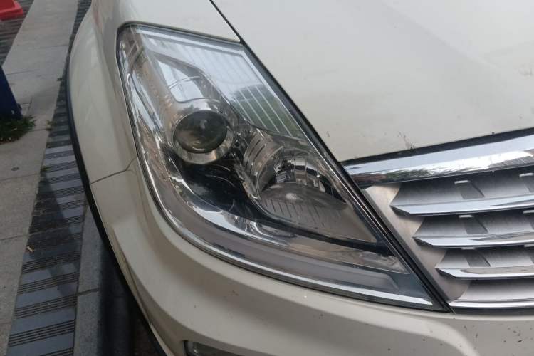 Used SsangYong Rexton W 2014 2.0T Four-Wheel Drive Luxury Navigation Version with 5 Seats Right Front Headlight