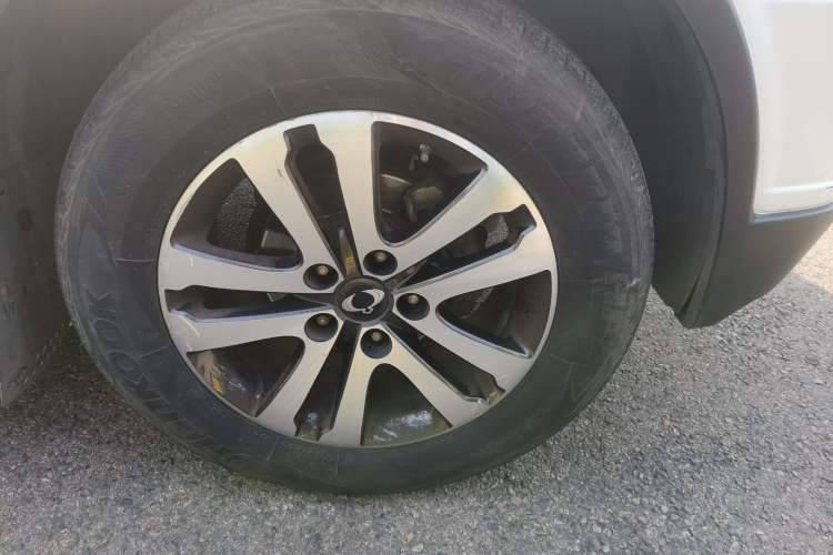Used SsangYong Rexton W 2014 2.0T Four-Wheel Drive Luxury Navigation Version with 7 Seats Right Front Wheel Hub