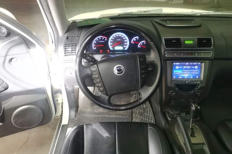 Used SsangYong Rexton W 2014 2.0T Four-Wheel Drive Luxury Navigation Version with 5 Seats Steering Wheel