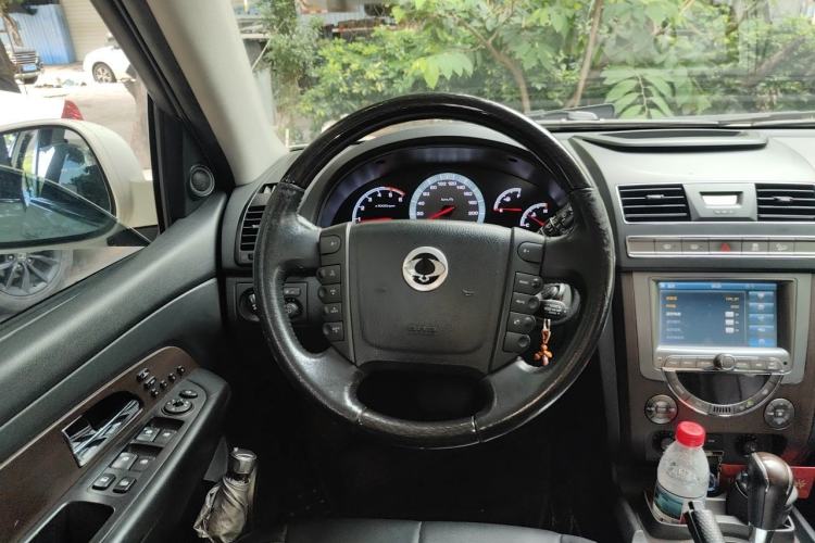 Used SsangYong Rexton W 2014 2.0T Four-Wheel Drive Luxury Navigation Version with 5 Seats Steering Wheel