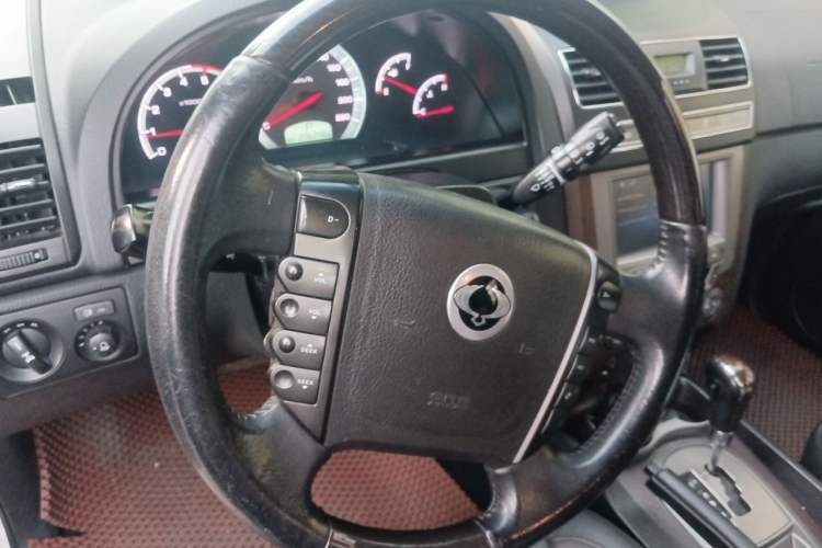 Used SsangYong Rexton W 2014 2.0T Four-Wheel Drive Luxury Navigation Version with 5 Seats Steering Wheel