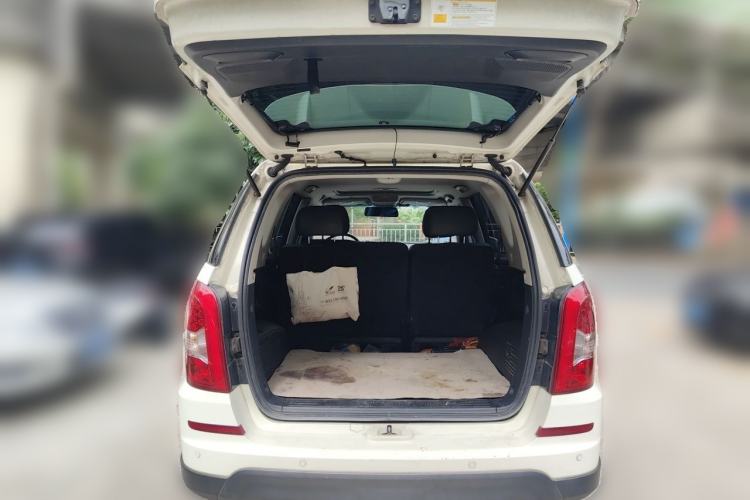 Used SsangYong Rexton W 2014 2.0T Four-Wheel Drive Luxury Navigation Version with 5 Seats Trunk