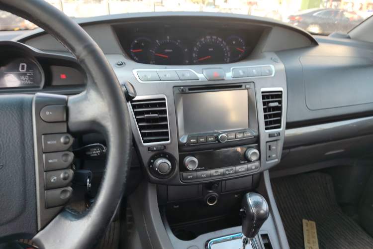 Used SsangYong Rodius 2014 2.0T Diesel Two-Wheel Drive Luxury Navigation Edition Audio And AC Panel