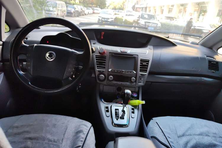 Used SsangYong Rodius 2014 2.0T Diesel 4x4 Luxury Navigation Edition Center Console