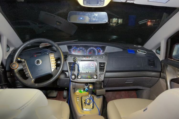 Used SsangYong Rodius 2014 2.0T Diesel 4x4 Luxury Navigation Edition Center Console