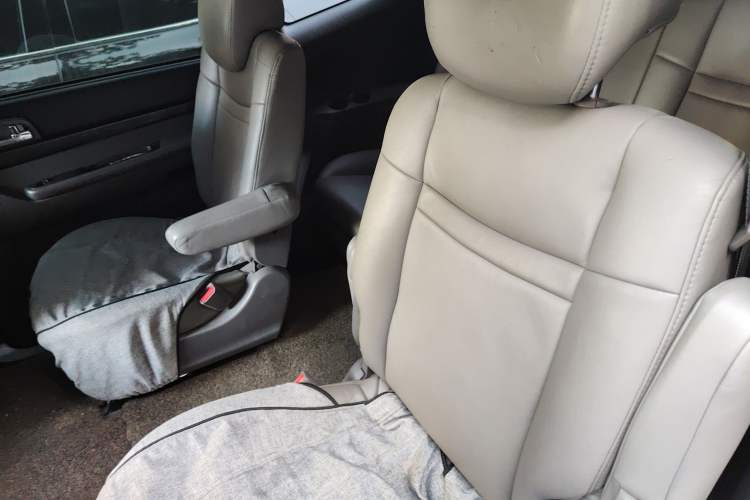 Used SsangYong Rodius 2014 2.0T Diesel 4x4 Luxury Navigation Edition Left Rear Seat
