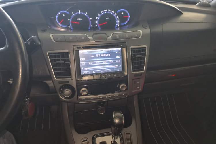 Used SsangYong Rodius 2014 2.0T Diesel Two-Wheel Drive Luxury Navigation Edition Audio And AC Panel