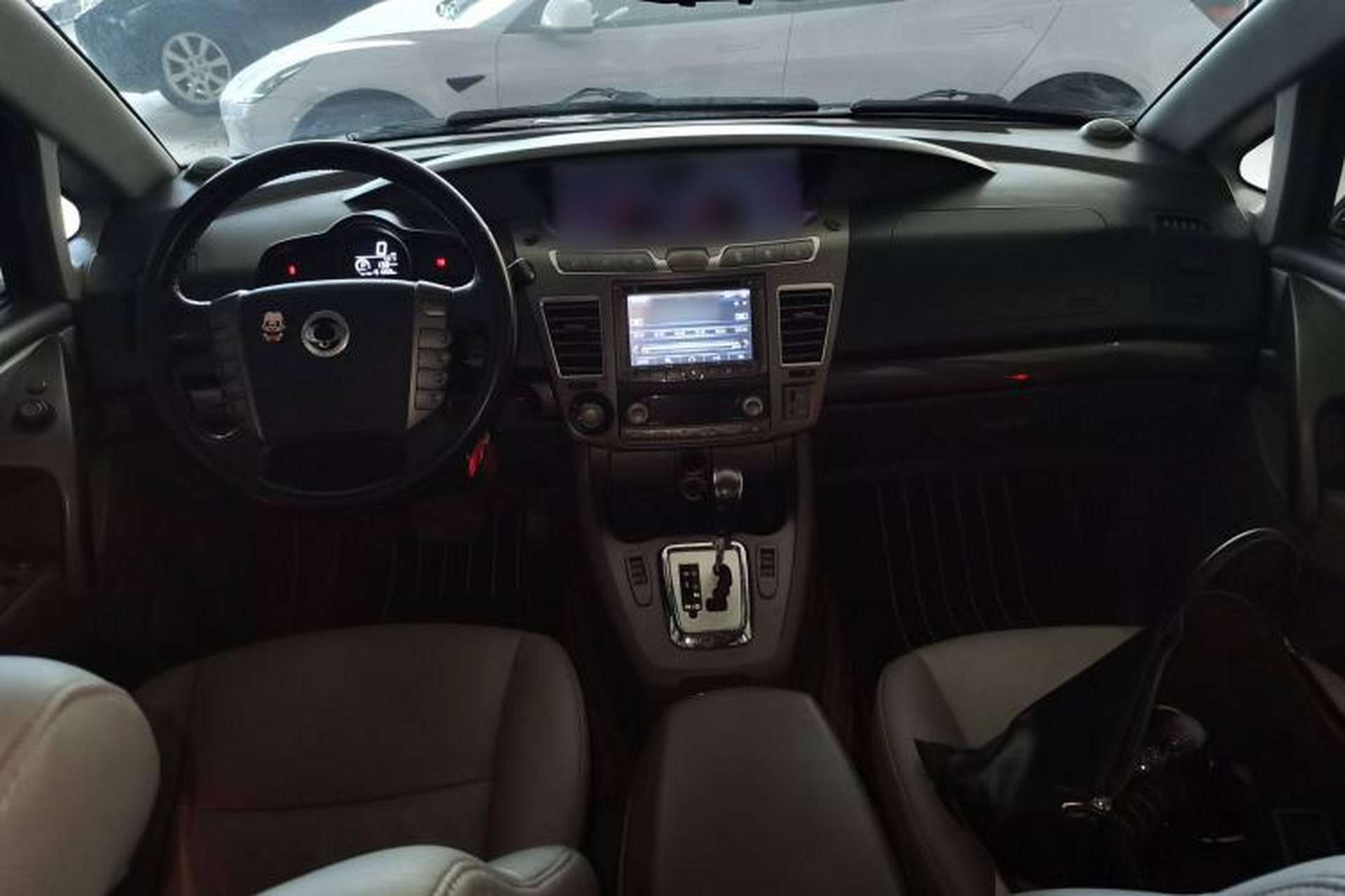 Used SsangYong Rodius 2014 2.0T Diesel Two-Wheel Drive Luxury Navigation Edition Center Console