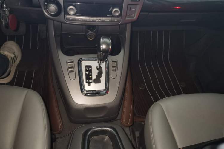 Used SsangYong Rodius 2014 2.0T Diesel Two-Wheel Drive Luxury Navigation Edition Gear Lever