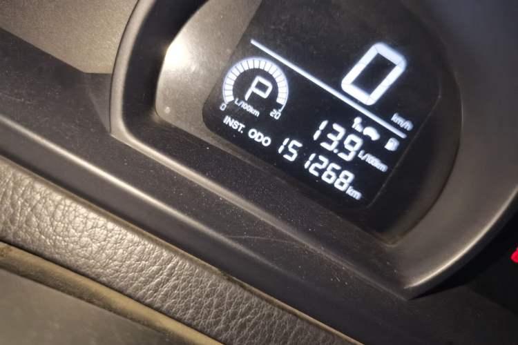 Used SsangYong Rodius 2014 2.0T Diesel Two-Wheel Drive Luxury Navigation Edition Odometer Close Up